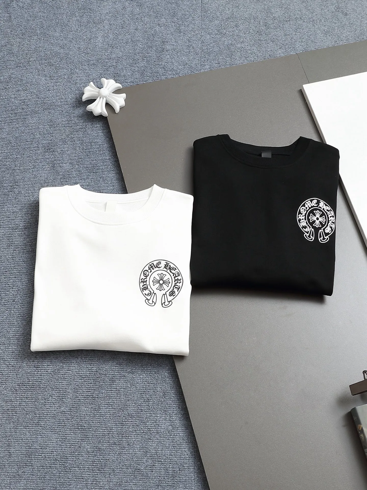 P230  Chrome hearts ch克罗心十字架马蹄LOGO印花工艺圆领卫衣 版型大 宽松有型区别低版本瘦长版型上身拉胯 百分百承诺:顶级品质不做快餐货市面最高版本 顶级品质，420克  26支定制定染双纱棉，男女同款，三标齐全。 Color: Black White Size: XS-L